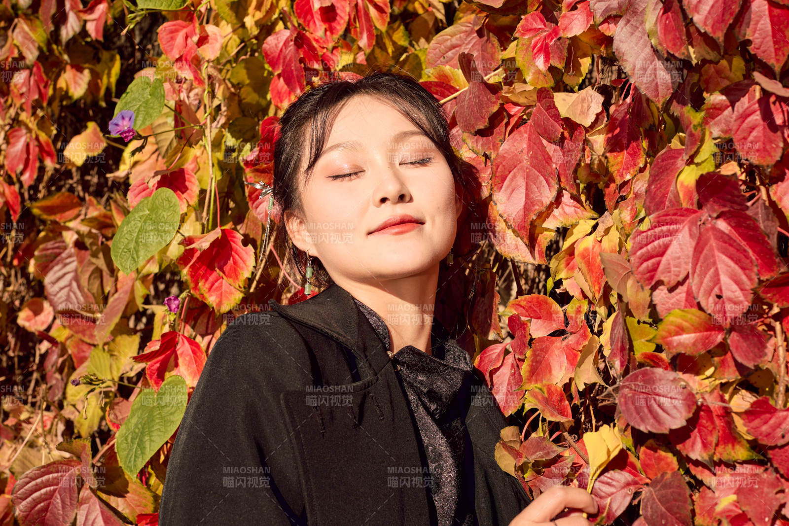 秋天在红叶遍布的河边拍照的亚洲女性