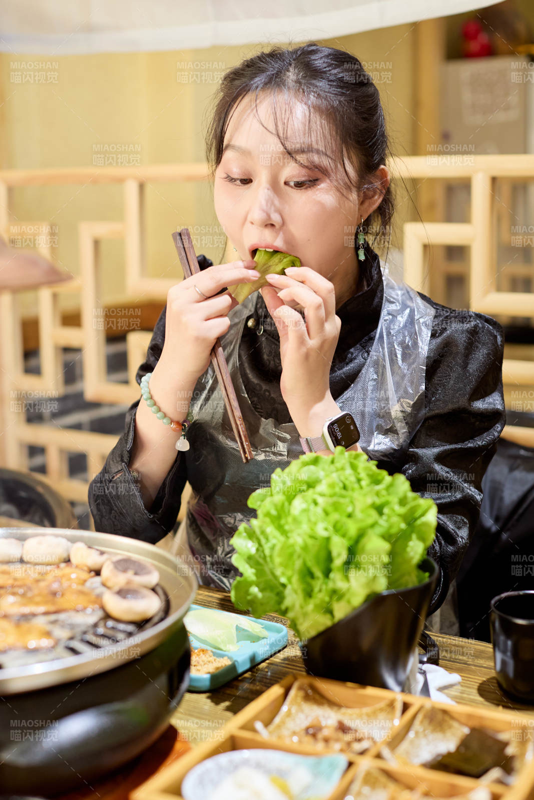 在韩式烤肉店享受美食的亚洲美女