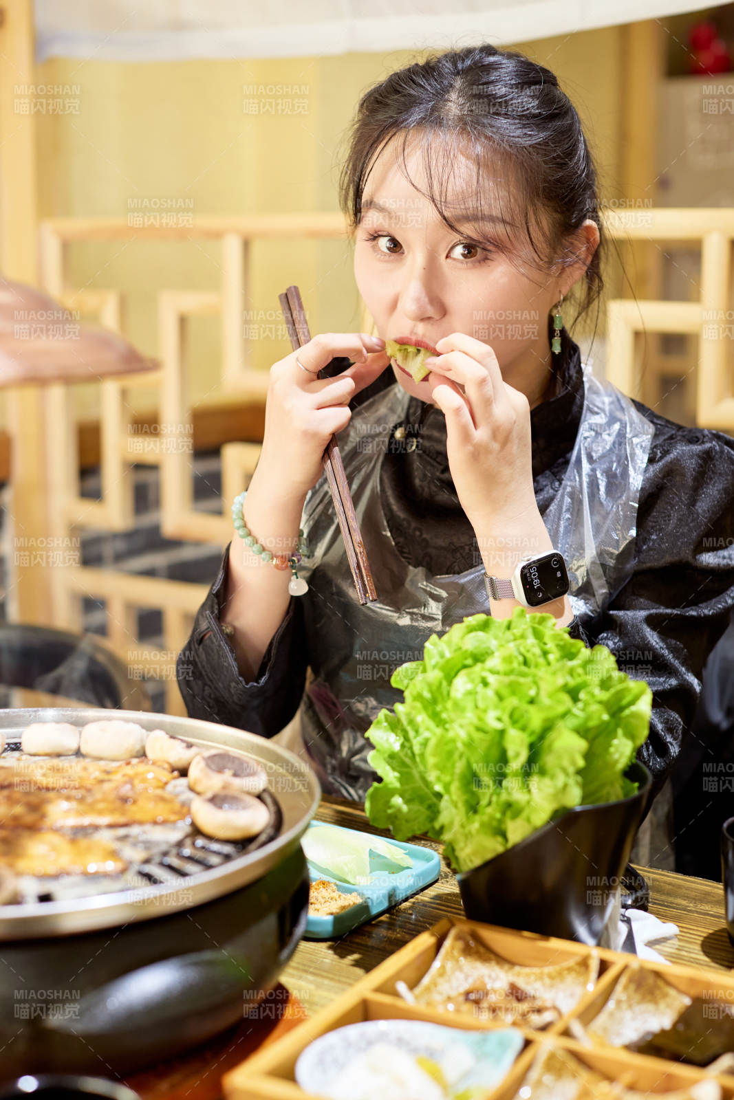 在韩式烤肉店享受美食的亚洲美女