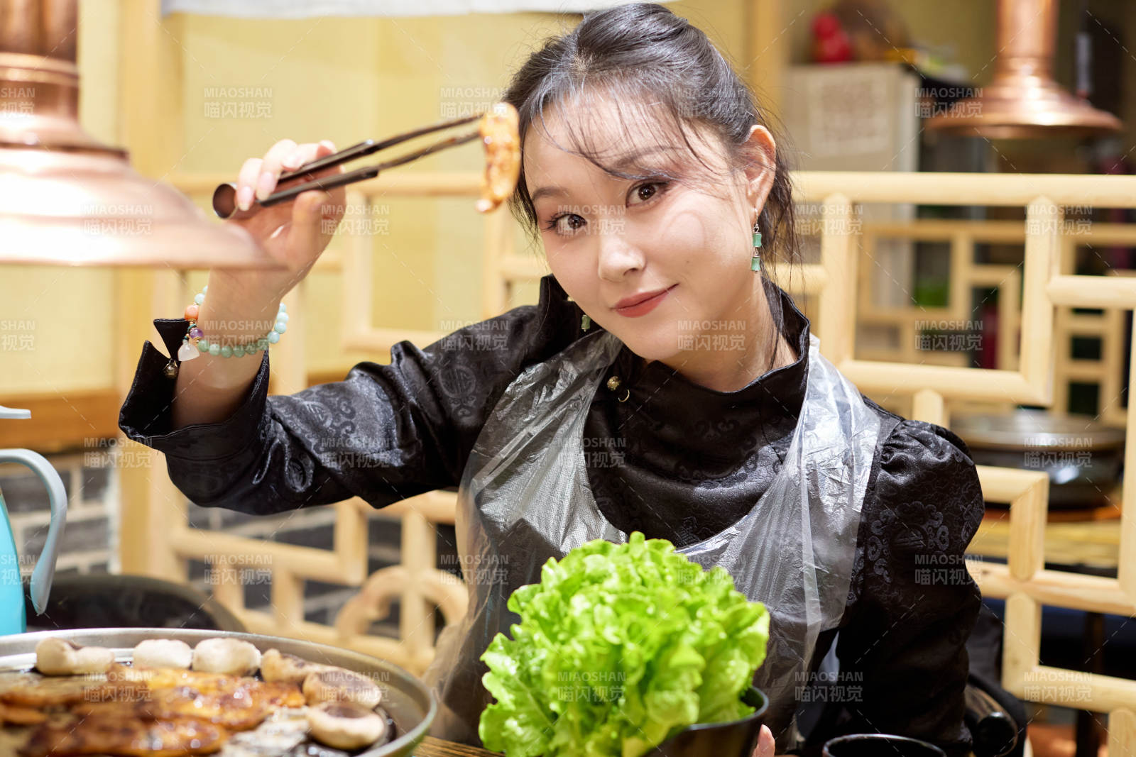 在韩式烤肉店享受美食的亚洲美女