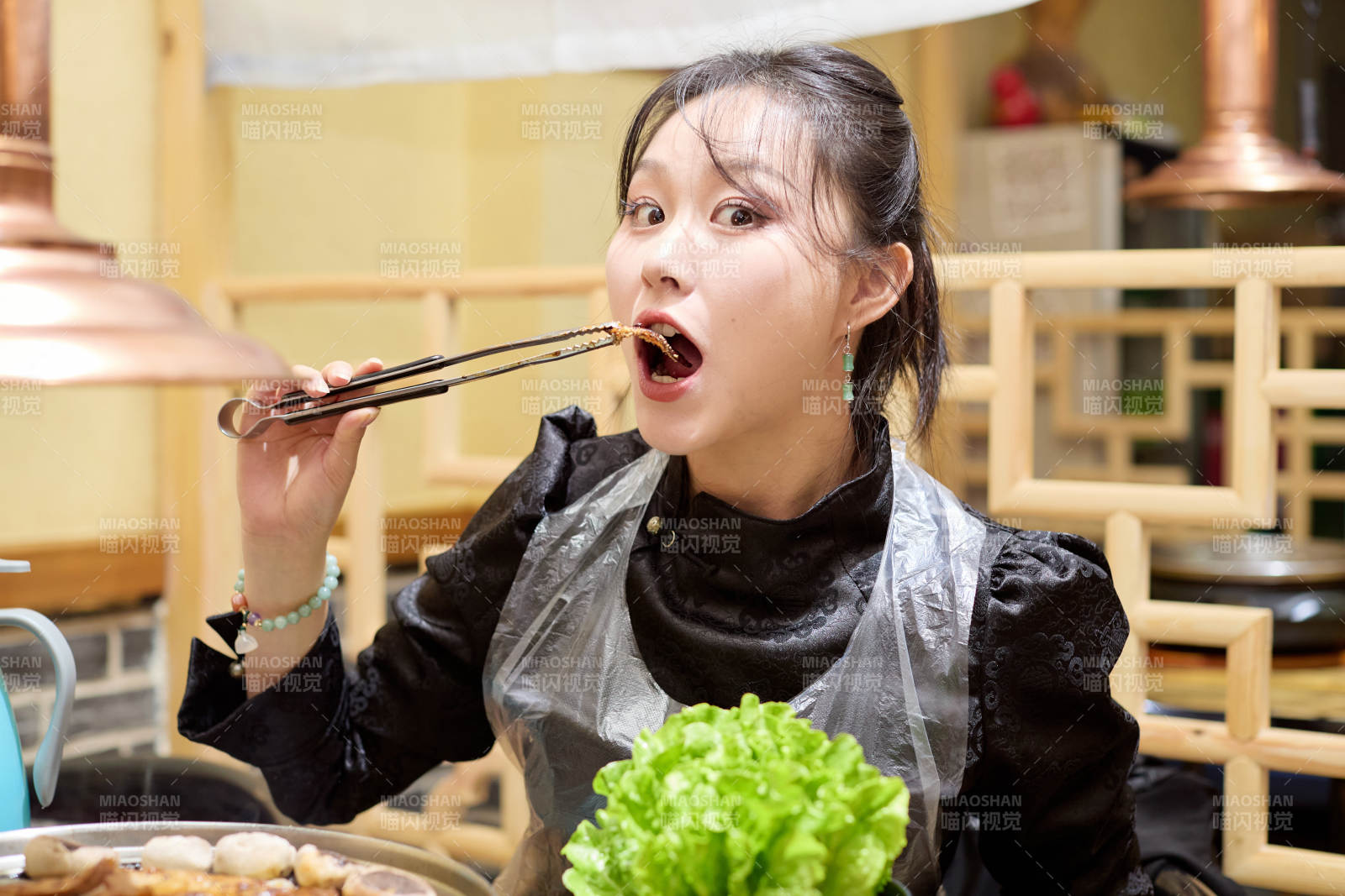 在韩式烤肉店享受美食的亚洲美女