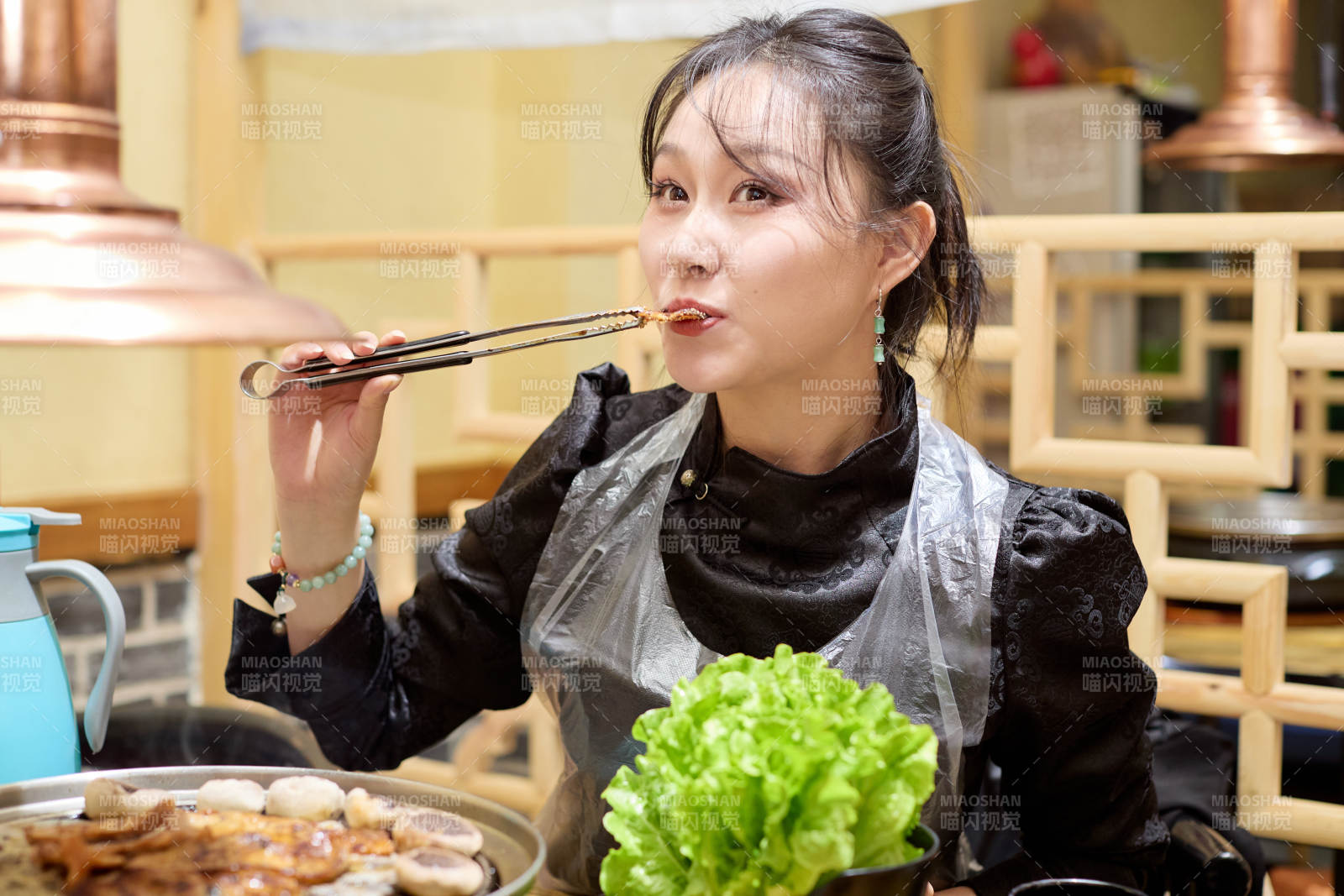 在韩式烤肉店享受美食的亚洲美女