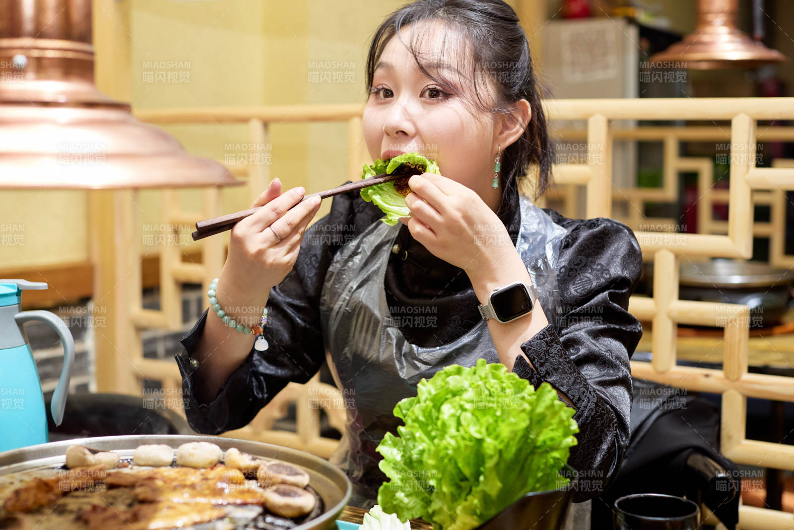 在韩式烤肉店享受美食的亚洲美女