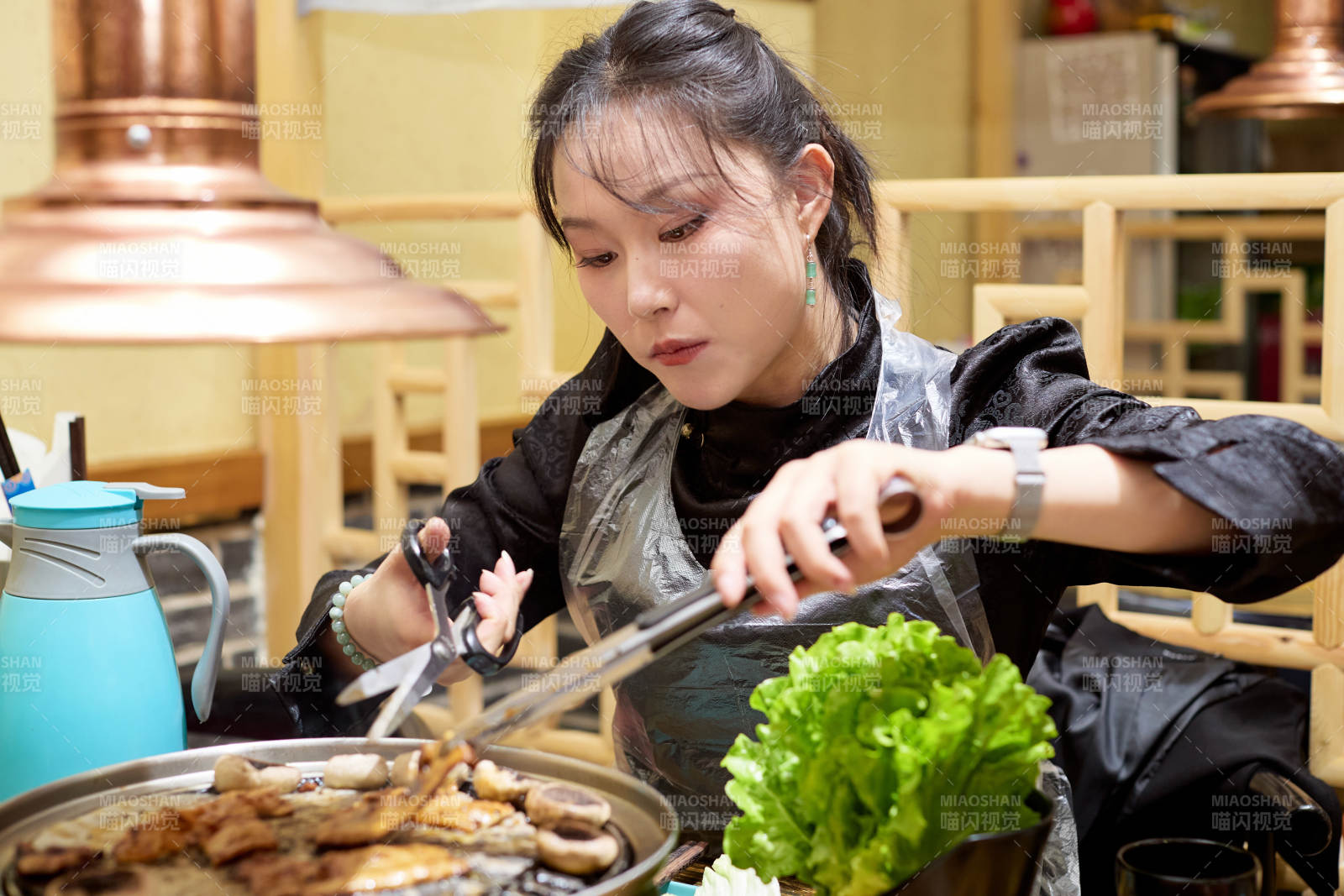 在韩式烤肉店享受美食的亚洲美女