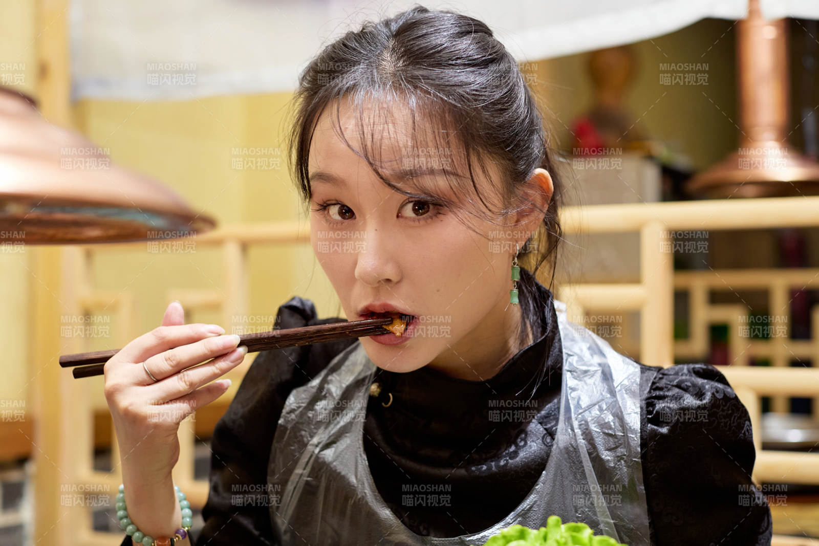 在韩式烤肉店享受美食的亚洲美女