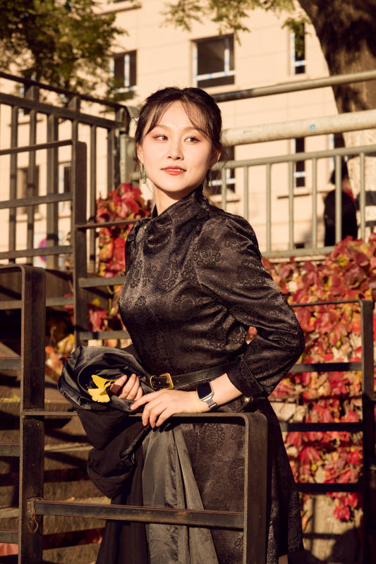 秋天在红叶遍布的河边拍照的亚洲女性