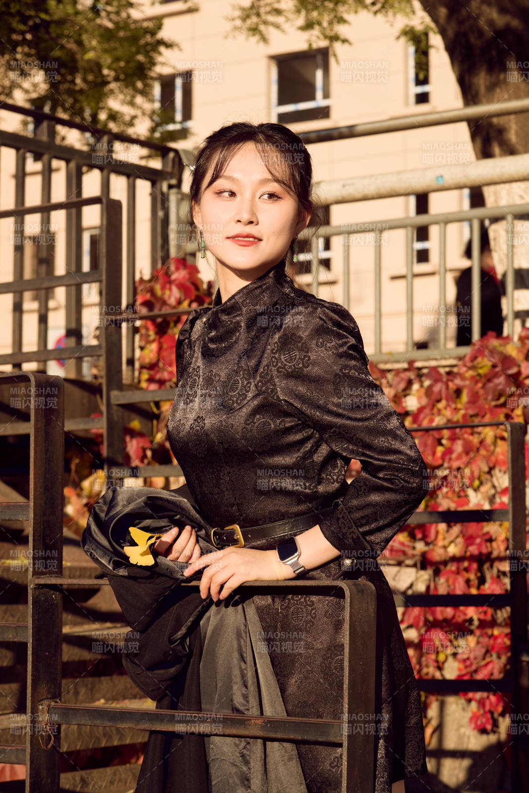 秋天在红叶遍布的河边拍照的亚洲女性