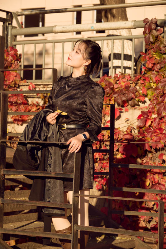 秋天在红叶遍布的河边拍照的亚洲女性