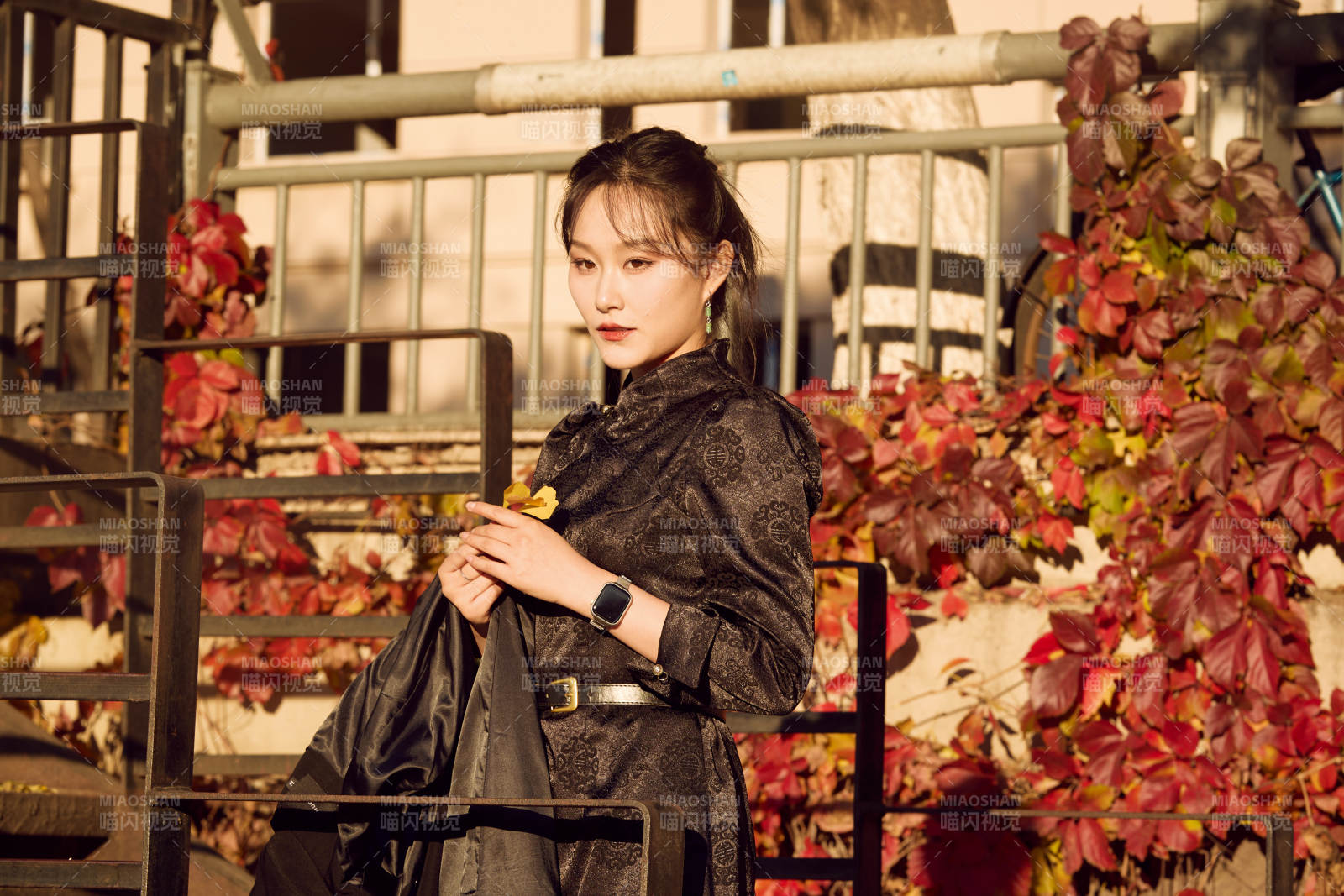 秋天在紅葉遍布的河邊拍照的亞洲女性