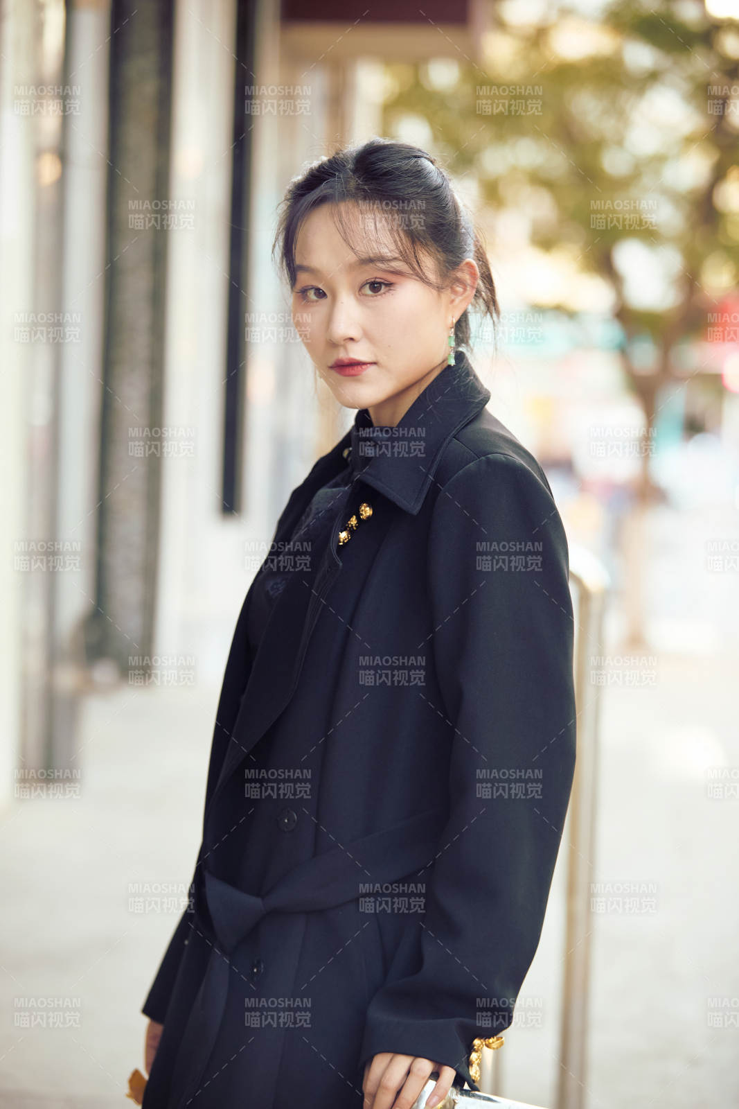 在繁华的街道上拍照的东方女性