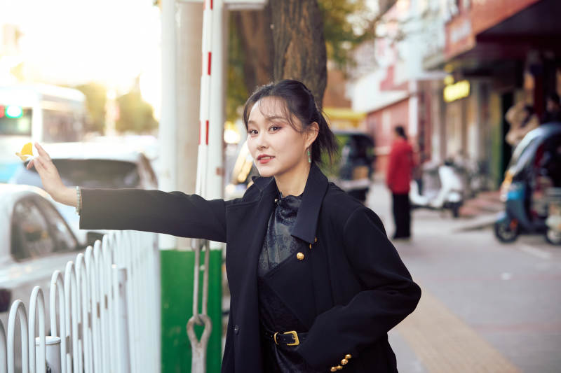 在繁华的街道上拍照的东方女性