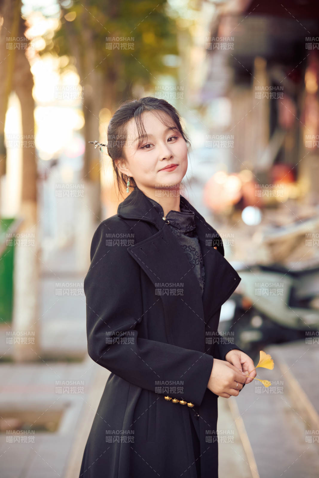 在繁华的街道上拍照的东方女性