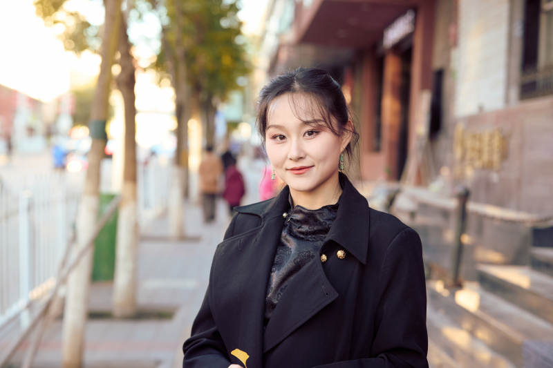 在繁华的街道上拍照的东方女性