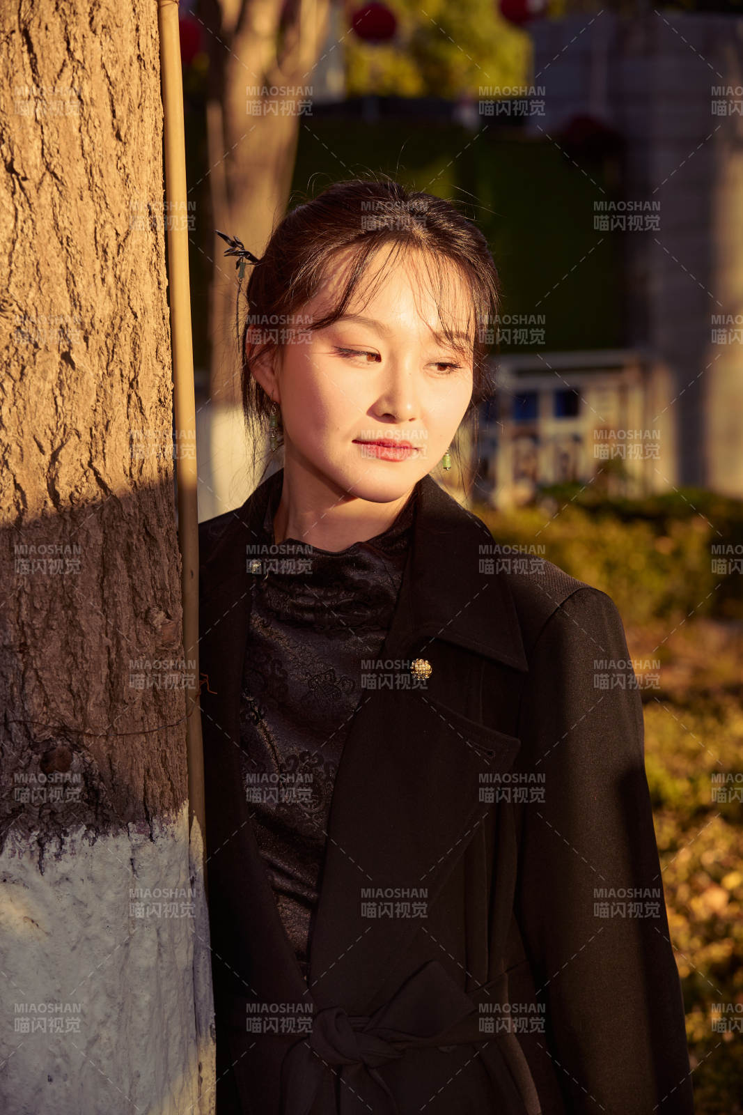 秋季午后在公园里享受阳光的东方美女