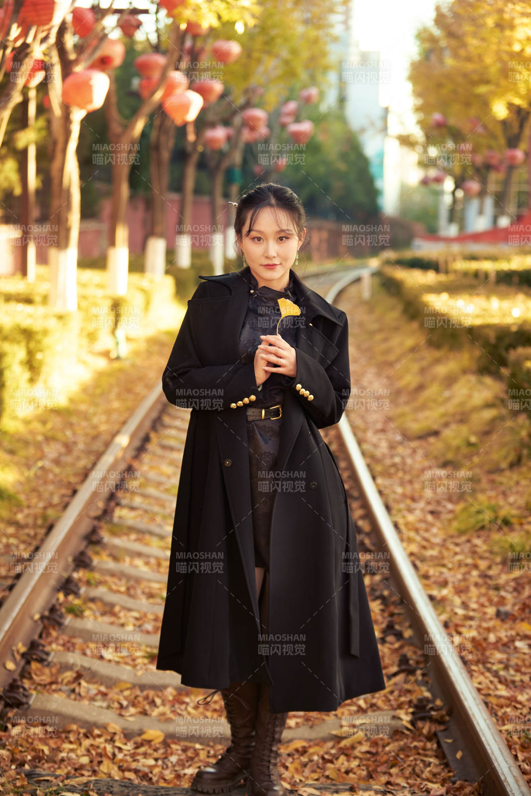 深秋午后在废弃铁轨上拍照的亚洲美女