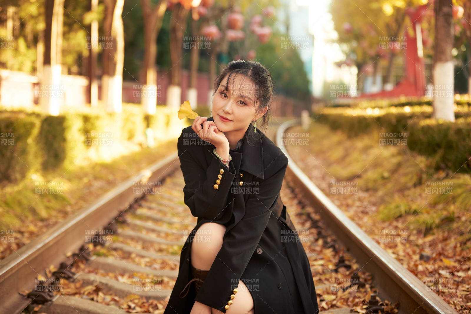 深秋午后在廢棄鐵軌上拍照的亞洲美女