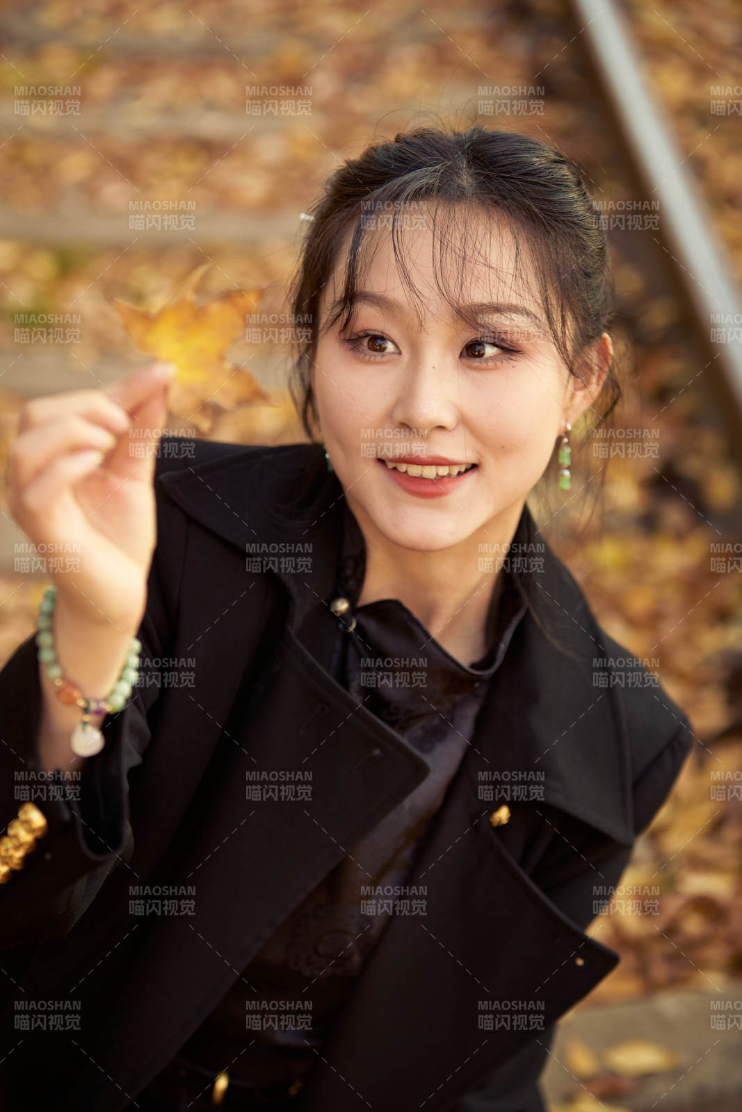 深秋午后在废弃铁轨上拍照的亚洲美女