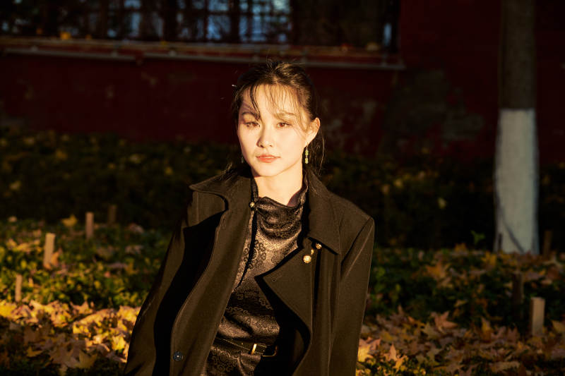 秋季午后在公园里享受阳光的东方美女