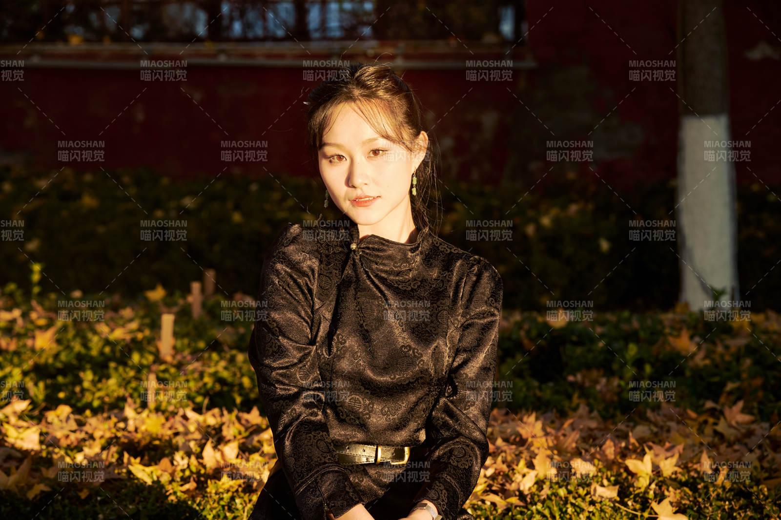 秋季午后在公园里享受阳光的东方美女