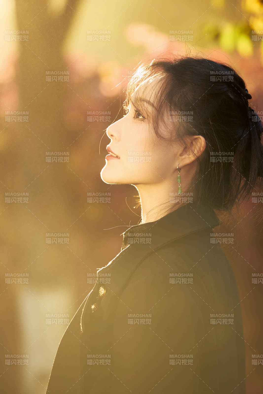 阳光明媚的午后在公园树林拍照的美女