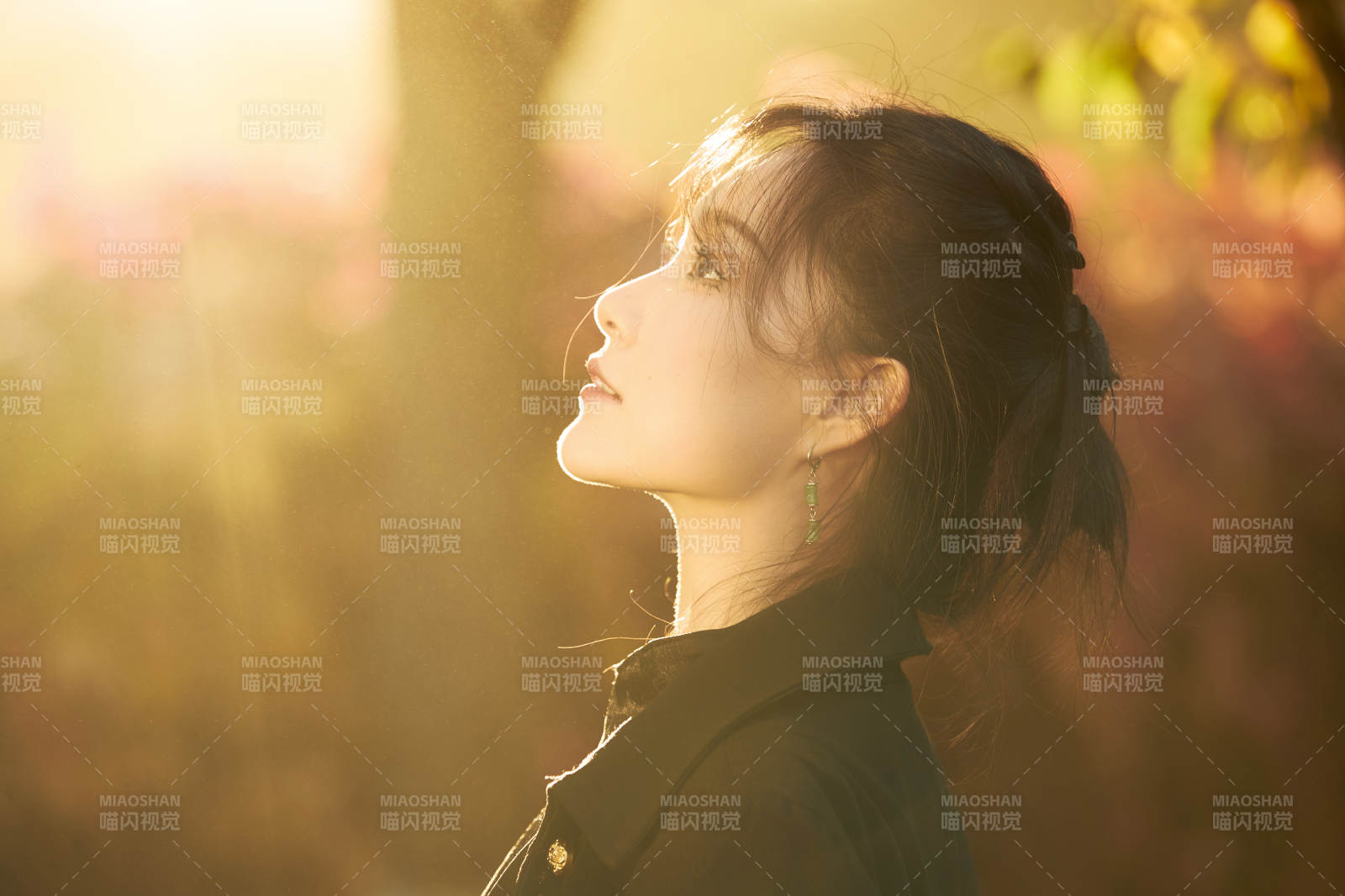 陽光明媚的午后在公園樹林拍照的美女