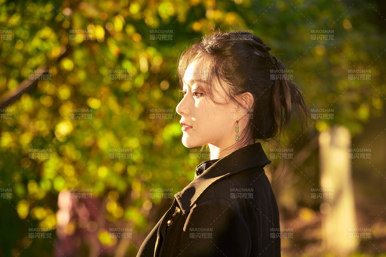 陽光明媚的午后在公園樹林拍照的美女