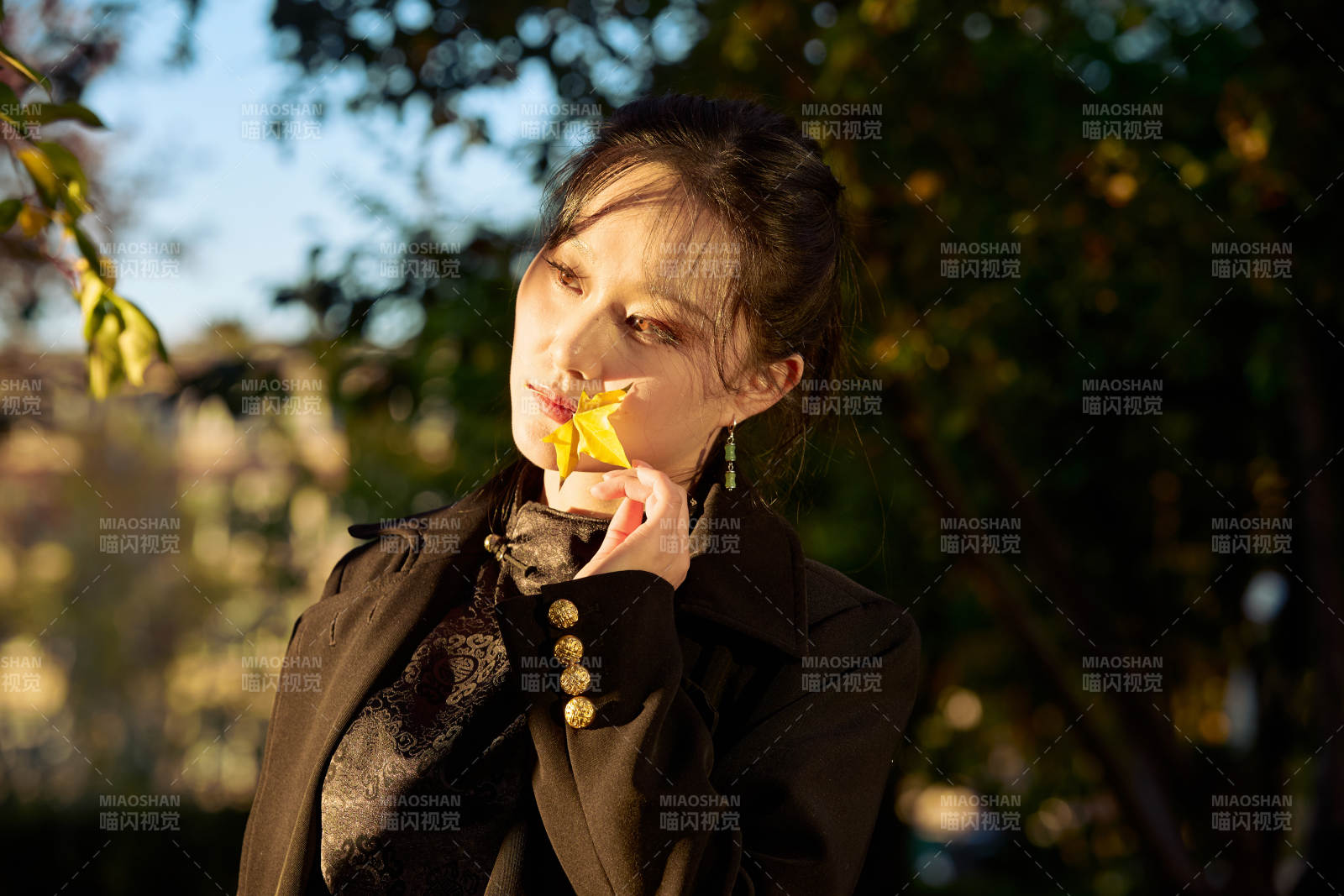 阳光明媚的午后在公园树林拍照的美女