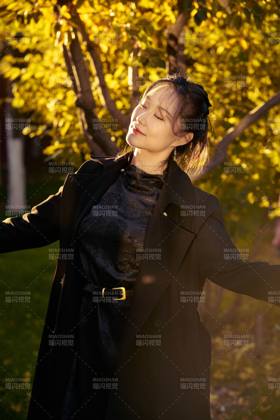 阳光明媚的午后在公园树林拍照的美女