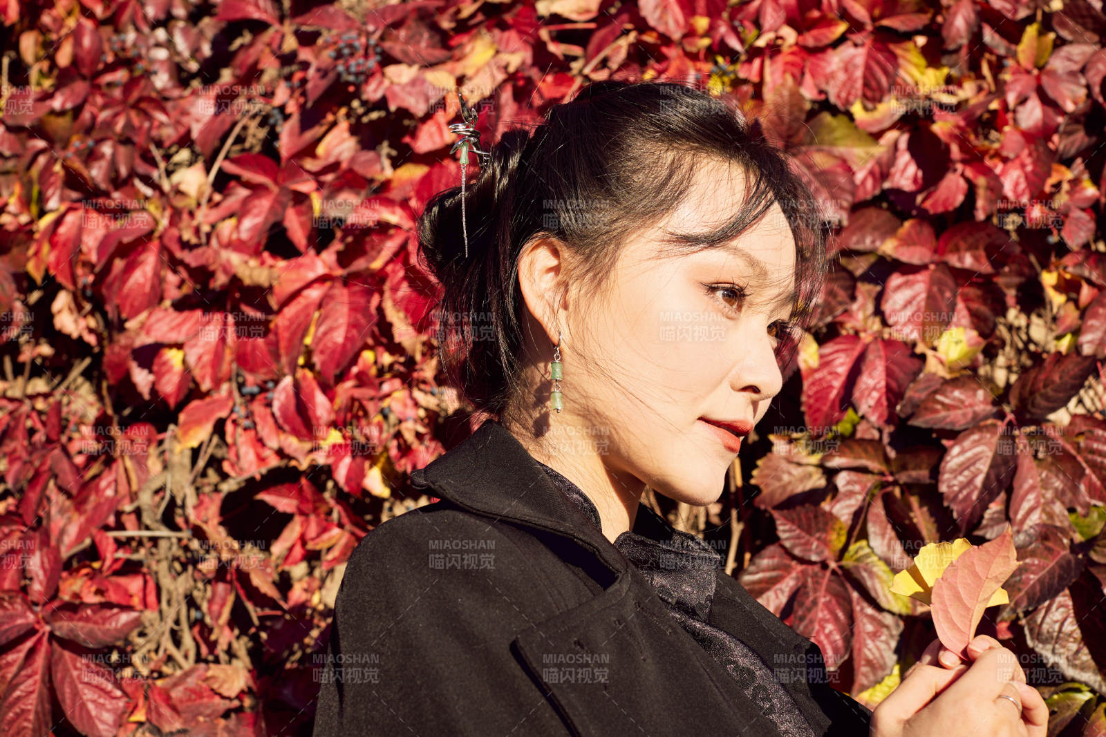 秋天在红叶遍布的河边拍照的亚洲女性