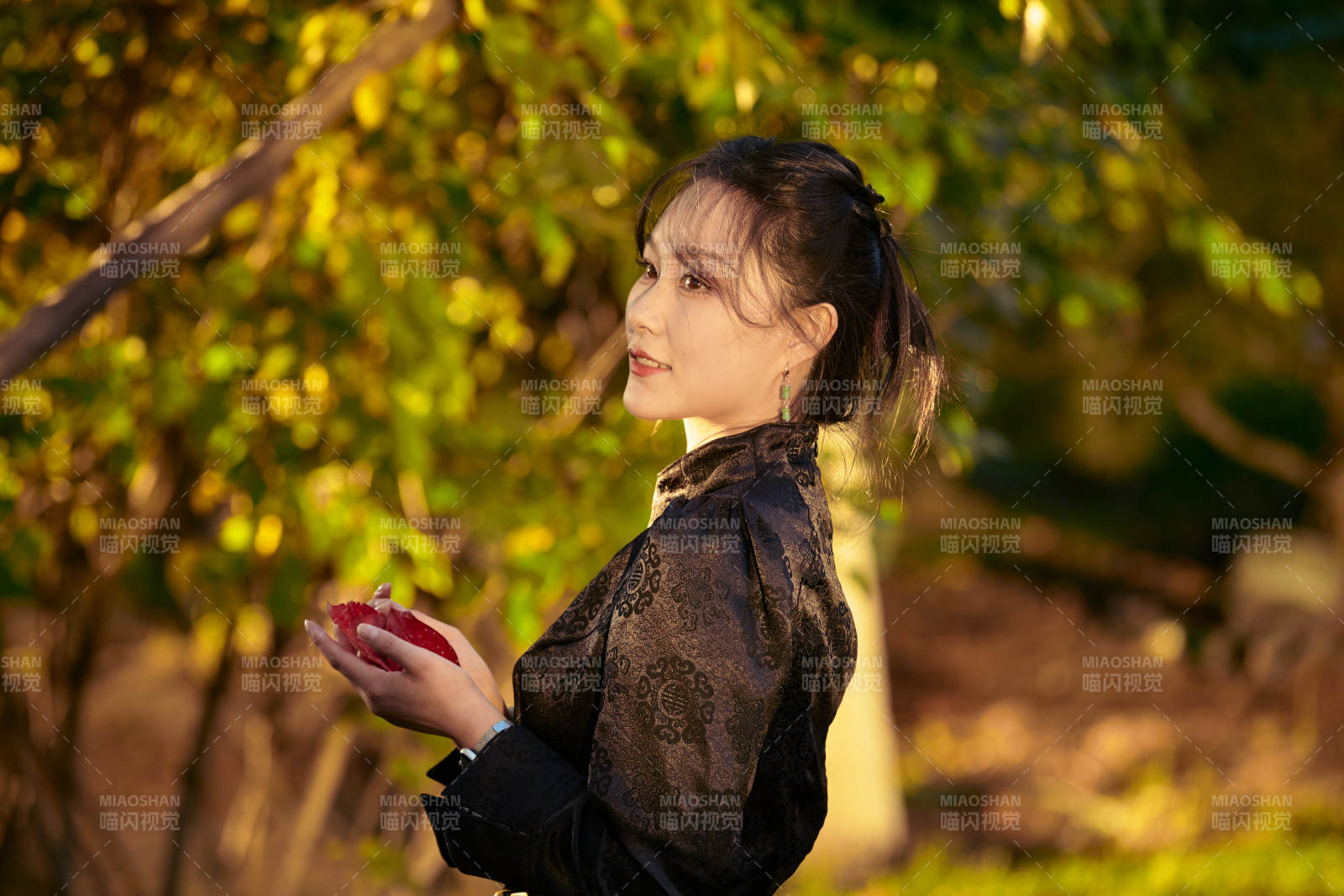 阳光明媚的午后在公园树林拍照的美女