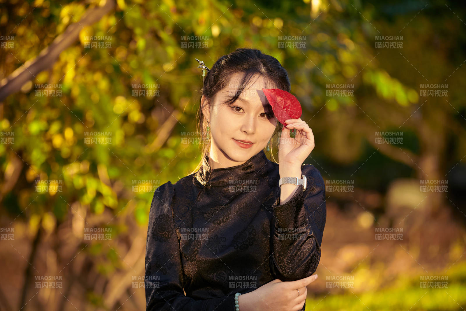 阳光明媚的午后在公园树林拍照的美女