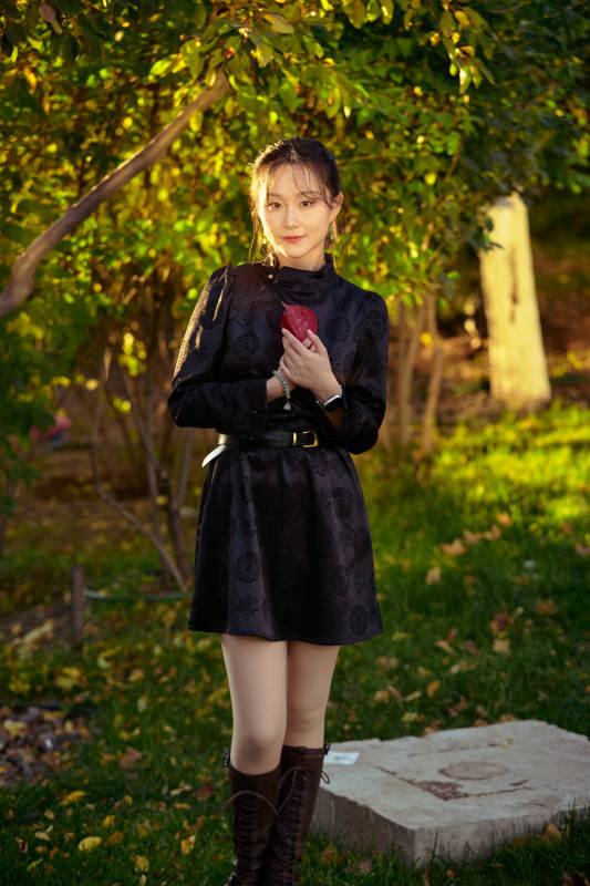 阳光明媚的午后在公园树林拍照的美女