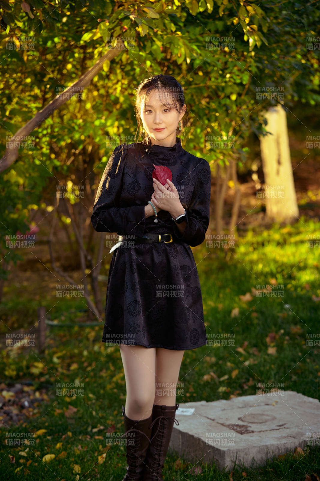 阳光明媚的午后在公园树林拍照的美女