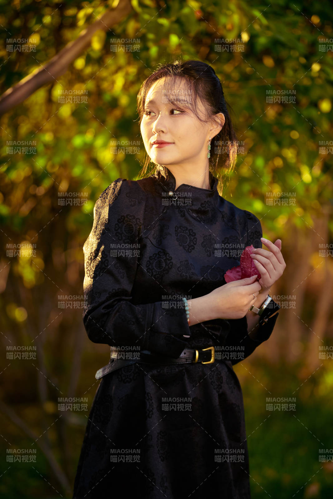 阳光明媚的午后在公园树林拍照的美女