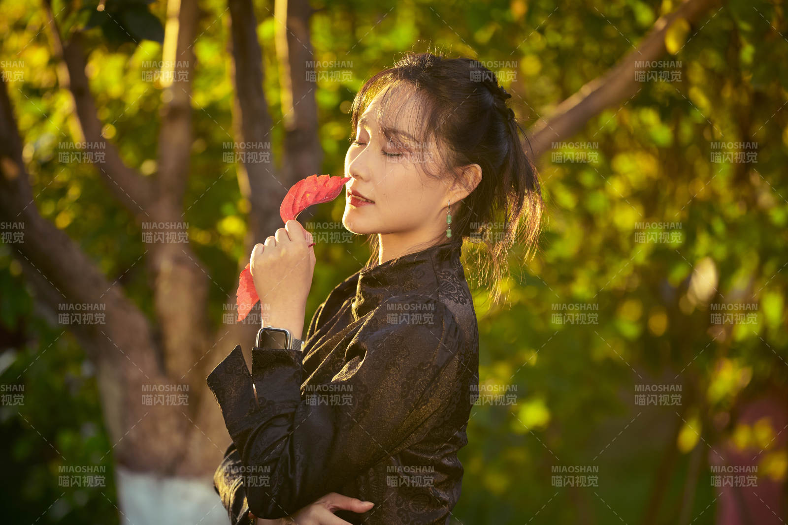 阳光明媚的午后在公园树林拍照的美女