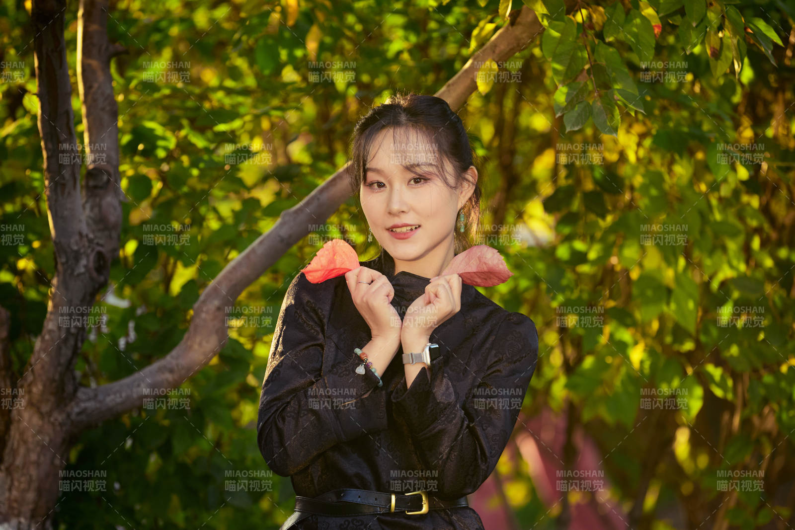 阳光明媚的午后在公园树林拍照的美女