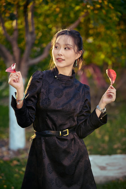 阳光明媚的午后在公园树林拍照的美女