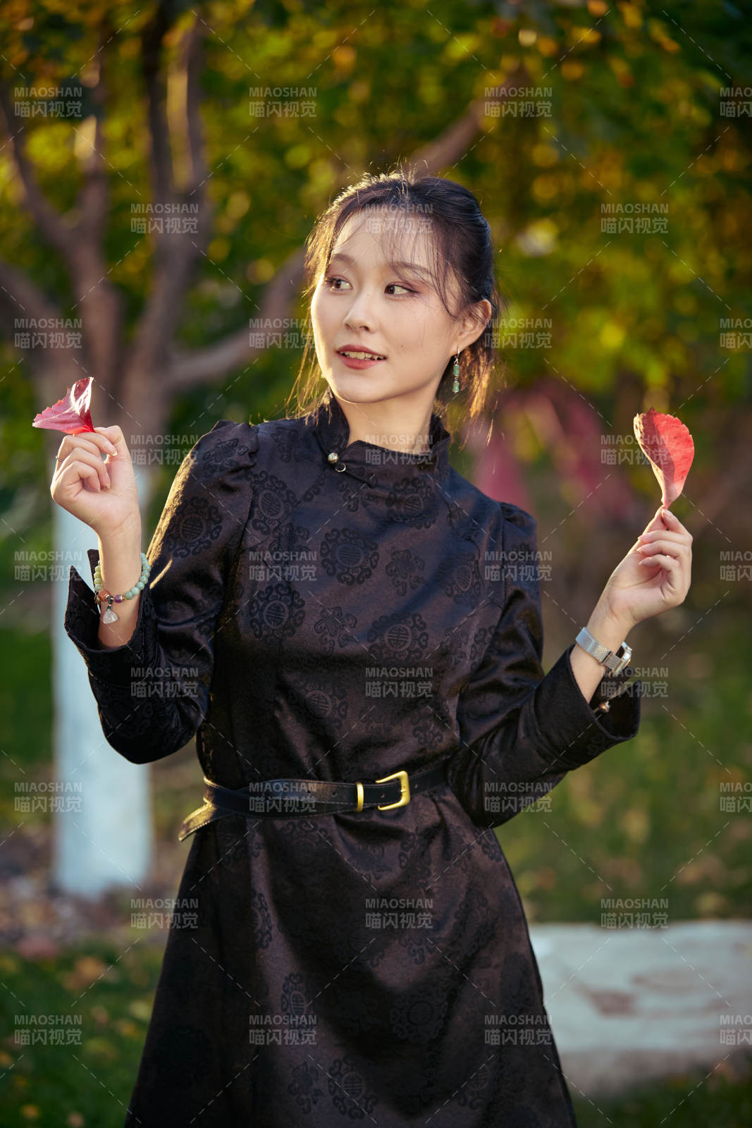 阳光明媚的午后在公园树林拍照的美女