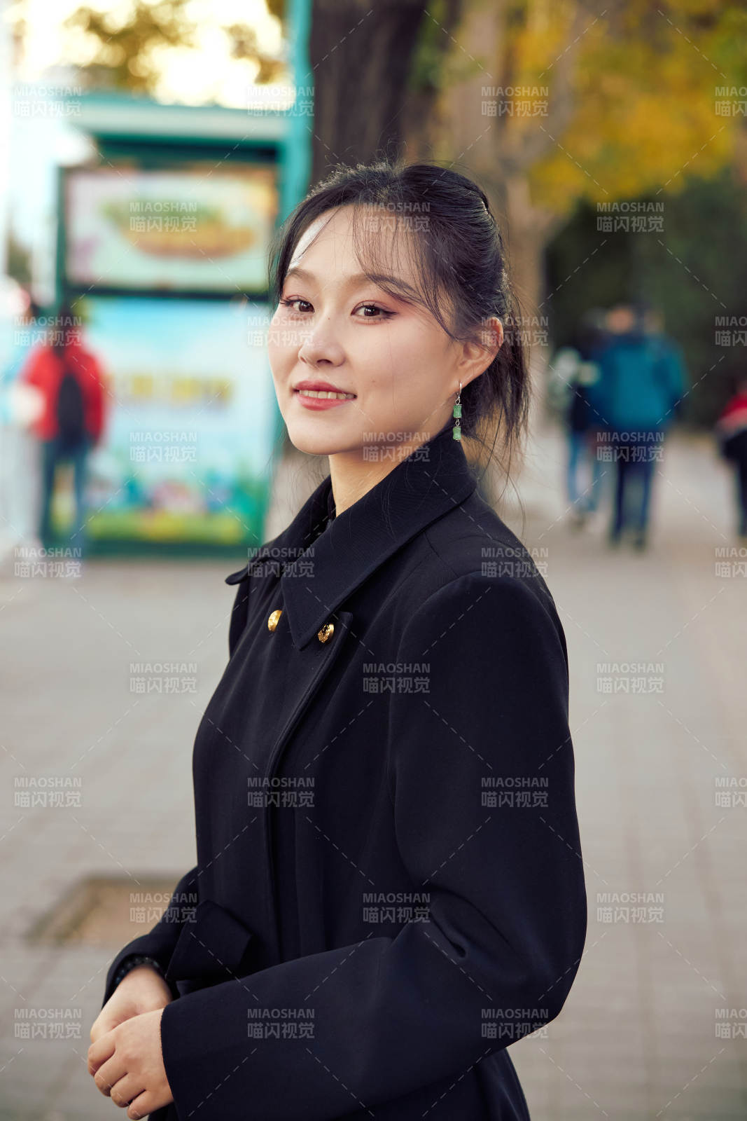 在繁华的街道上拍照的东方女性