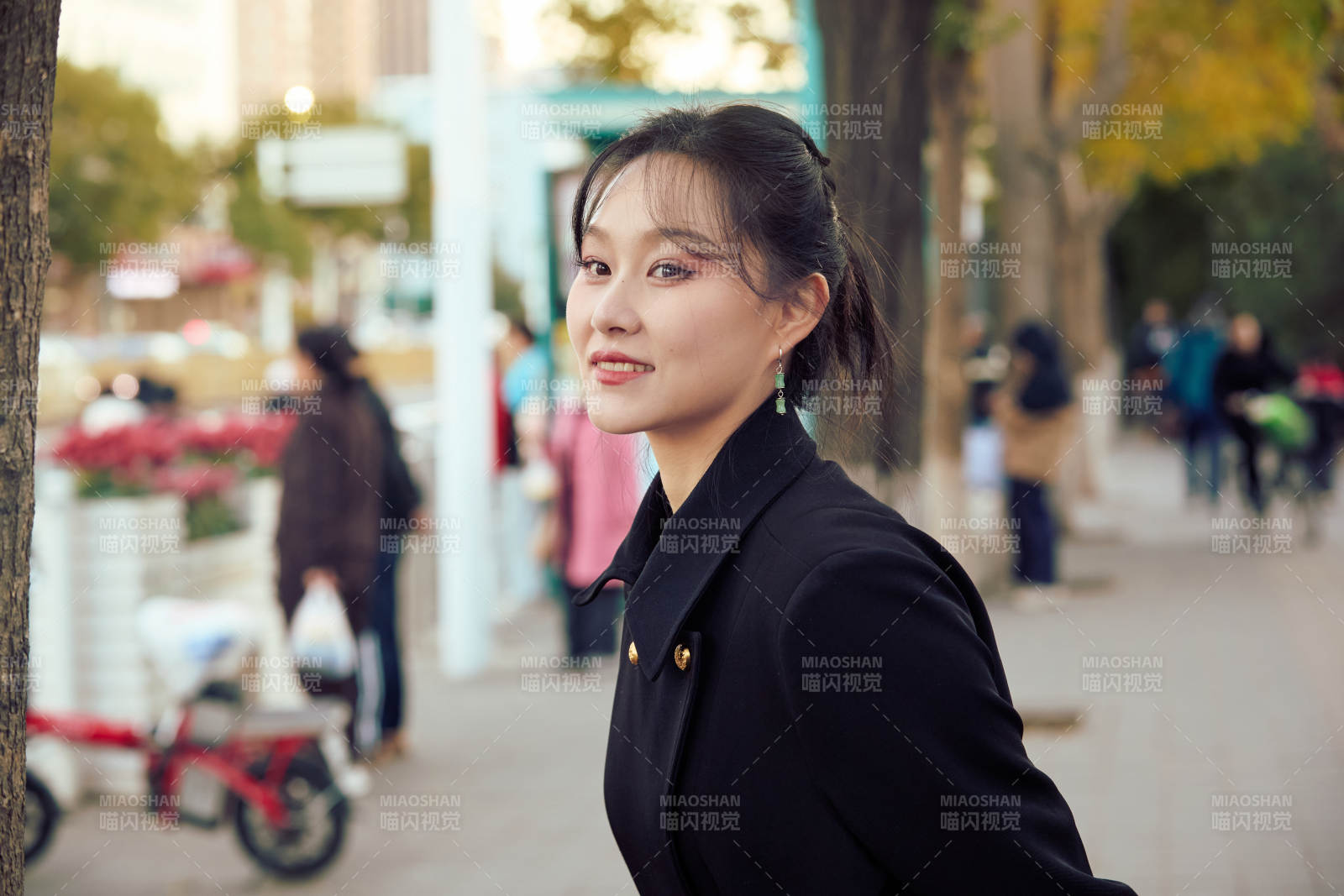 在繁华的街道上拍照的东方女性