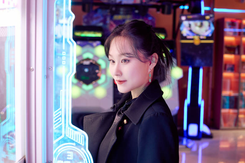 在娱乐城玩抓娃娃机的美女