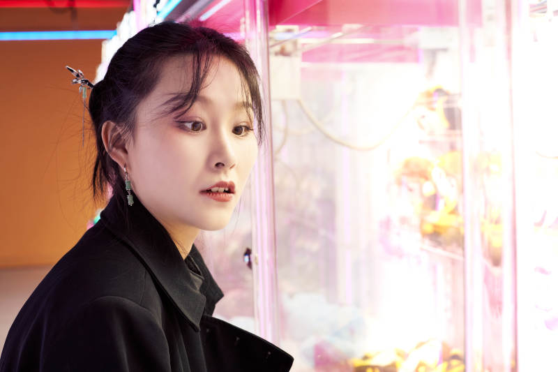 在娱乐城玩抓娃娃机的美女