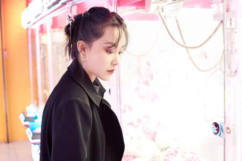 在娱乐城玩抓娃娃机的美女