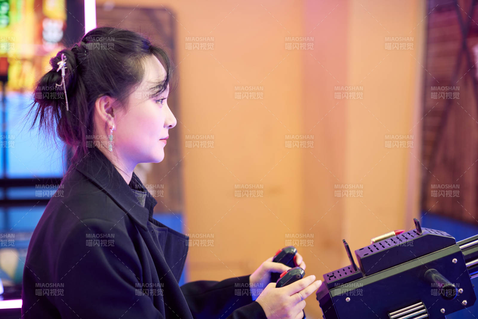 周末在电子游戏娱乐城游玩的美女