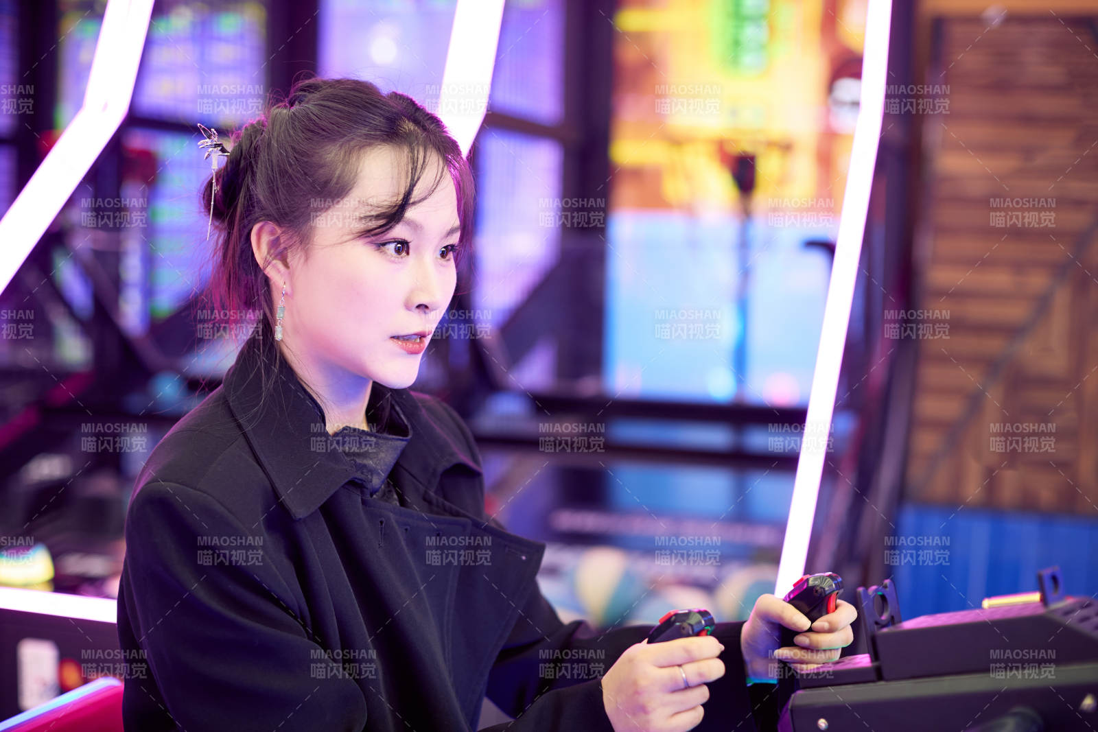 周末在电子游戏娱乐城游玩的美女