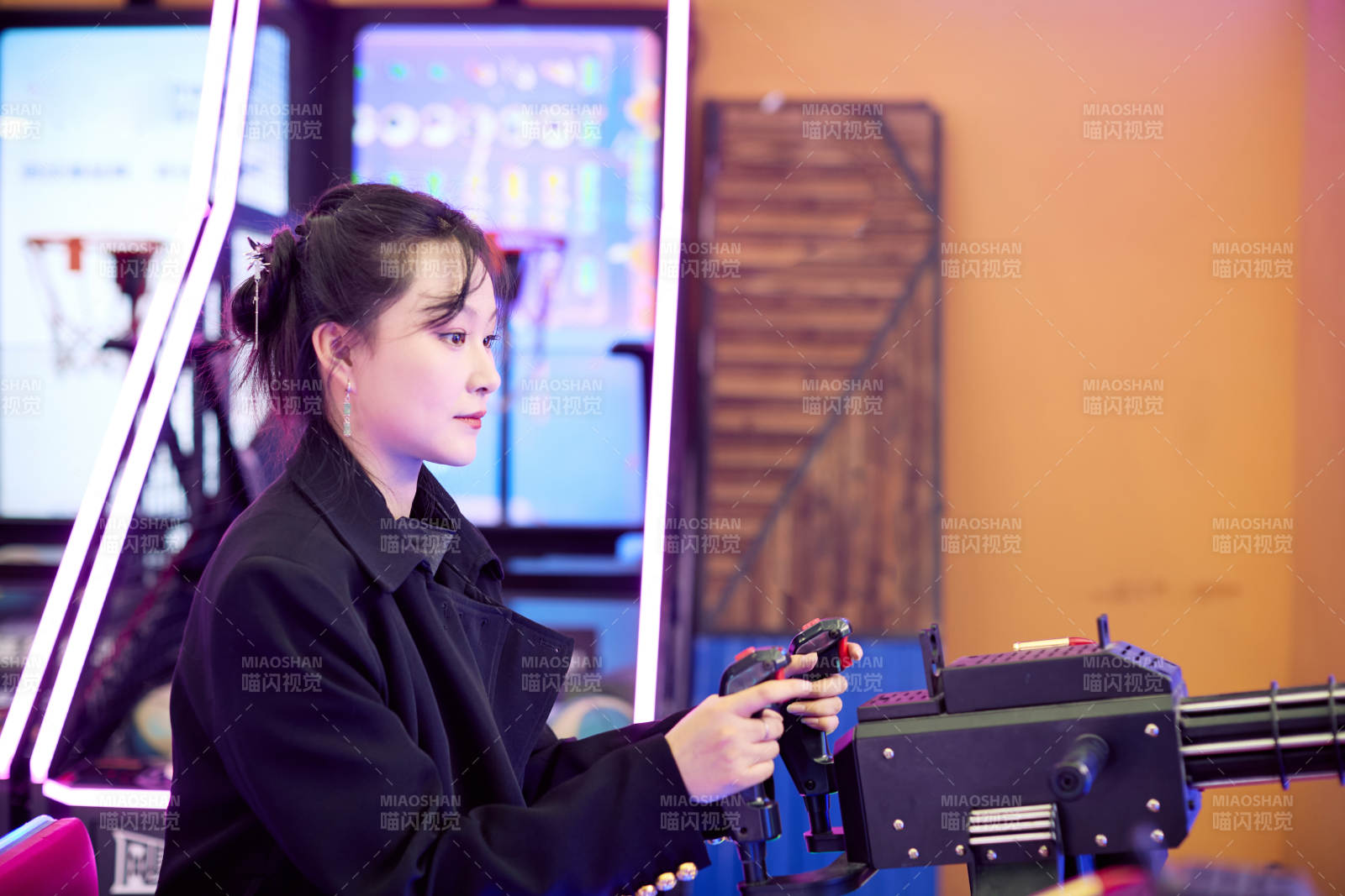 周末在电子游戏娱乐城游玩的美女