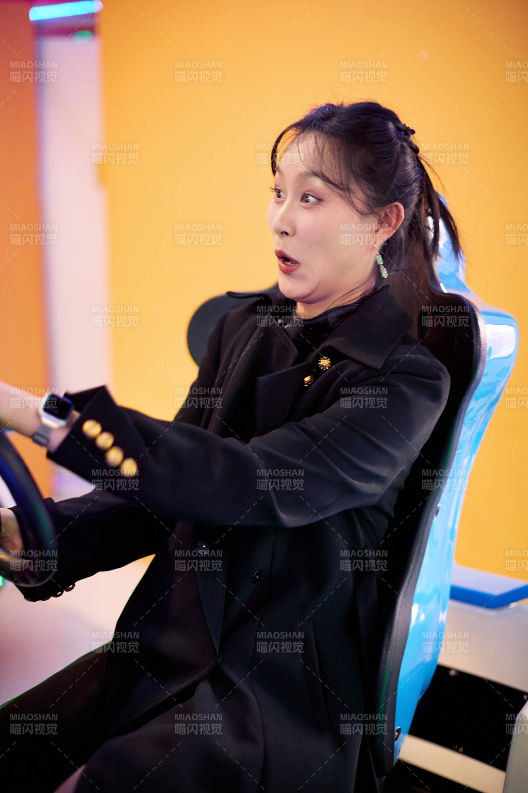 周末在电子游戏娱乐玩赛车游戏的美女