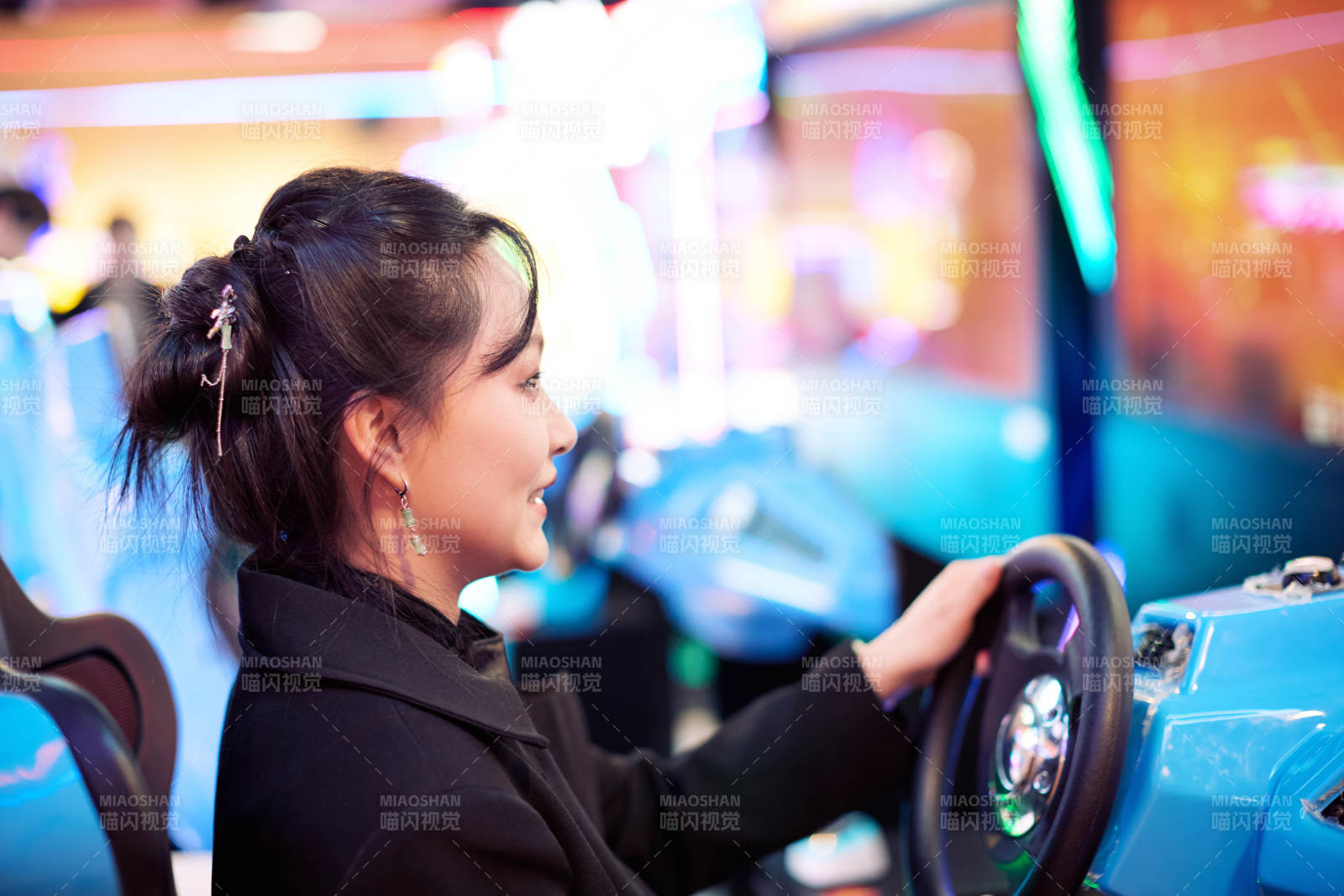 周末在电子游戏娱乐玩赛车游戏的美女