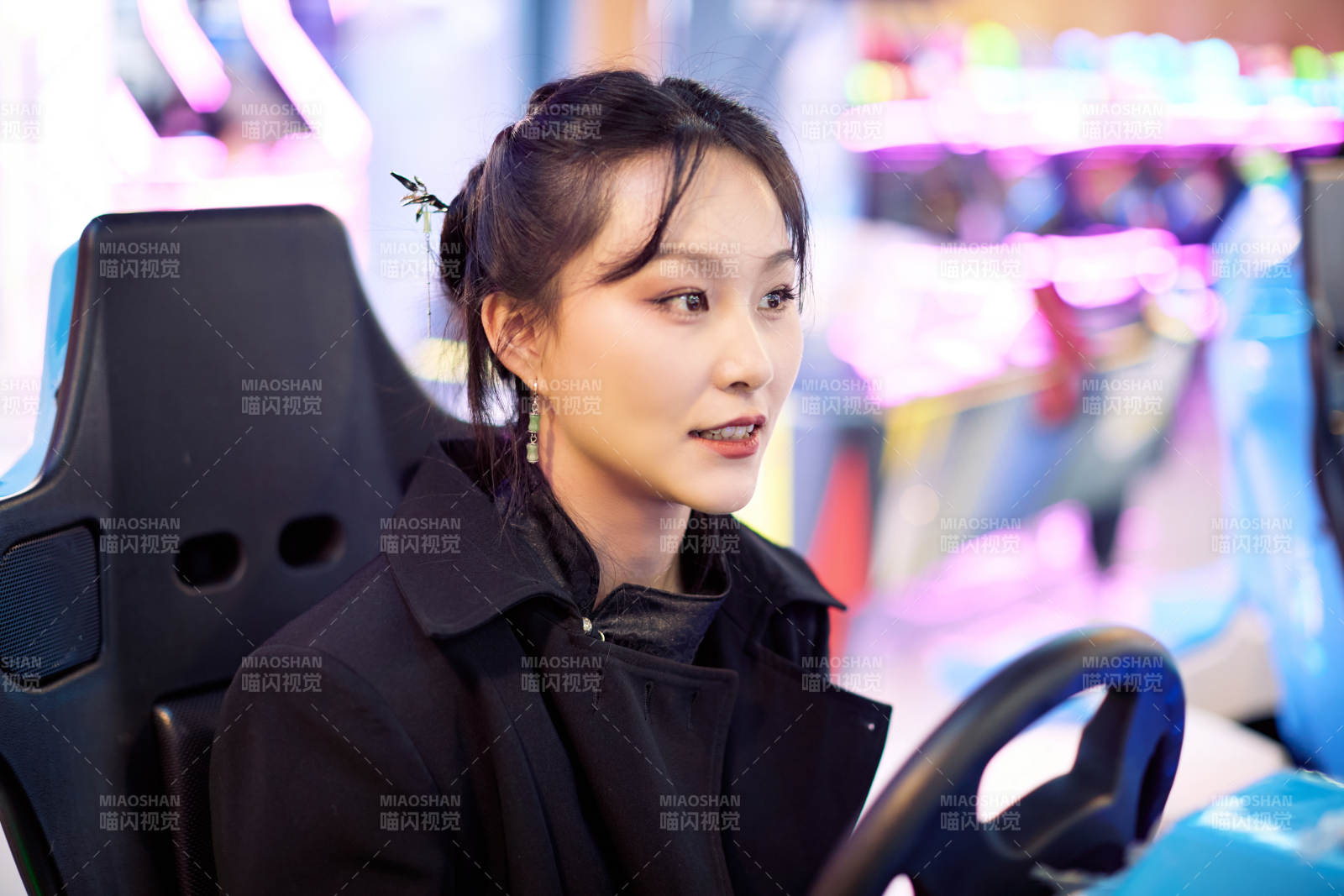 周末在電子游戲娛樂玩賽車游戲的美女