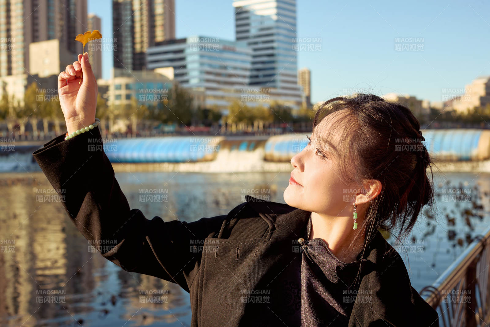 秋天在红叶遍布的河边拍照的亚洲女性